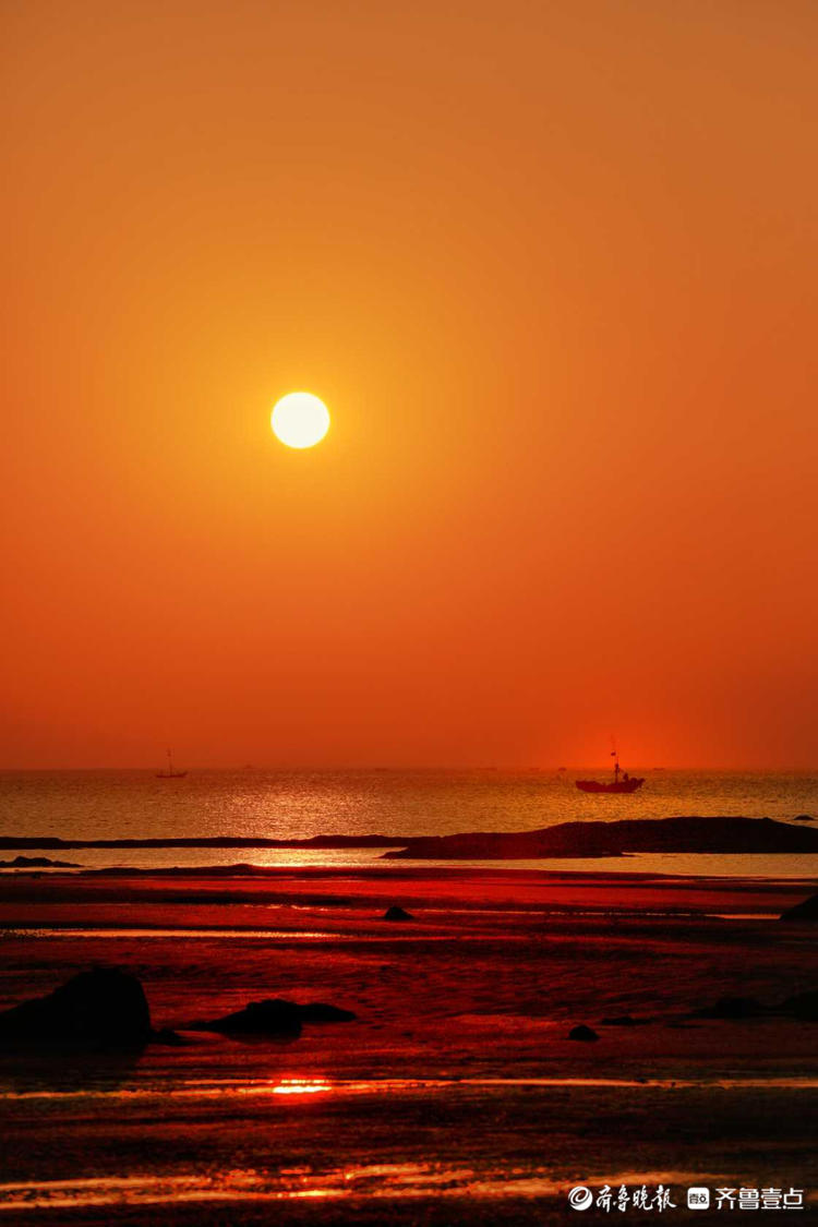 日出东方,远处的天空被染成了金黄色,一幅迷人的画面.