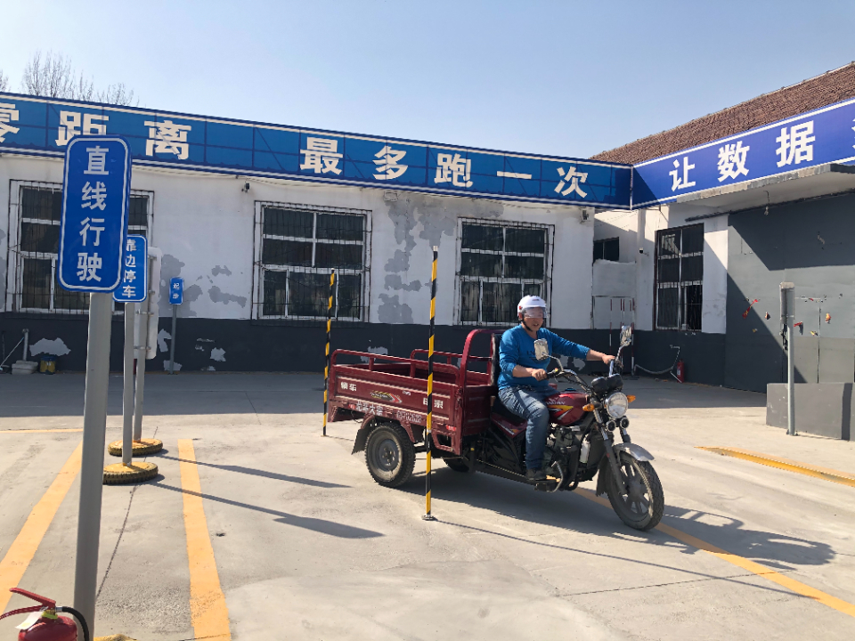 张嘴就问驾校的培训情况,之后就直接表明了也要开摩托车驾校的想法