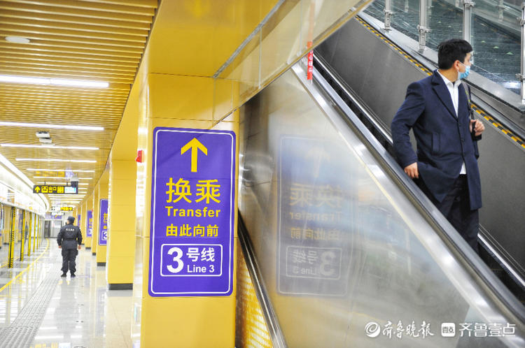 济南地铁2号线八涧堡站,站台内换乘3号线的指示牌一目了然