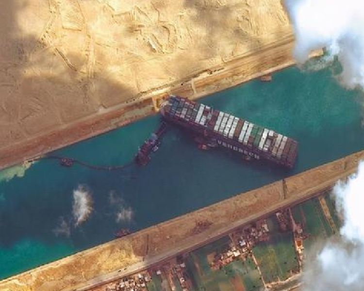 当地时间3月23日，超大型货柜轮“长赐”号因遭遇强风和沙尘暴在苏伊士运河搁浅，造成运河大堵塞。目前各方仍在救援。