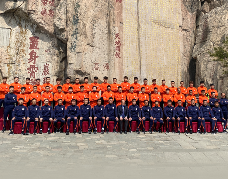 4月9日上午，山东泰山俱乐部赶赴泰山，进行了一年一度的赛季前登山祈福活动，新的球队阵容、新的教练班底，也展现在了公众面前。4月20日，新赛季中超联赛将在广州战火重燃，祝福球队新赛季好运！