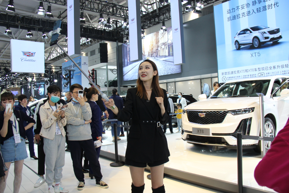 "野"!抖音网红学好姐姐车展上为凯迪拉克做直播 - 海报新闻