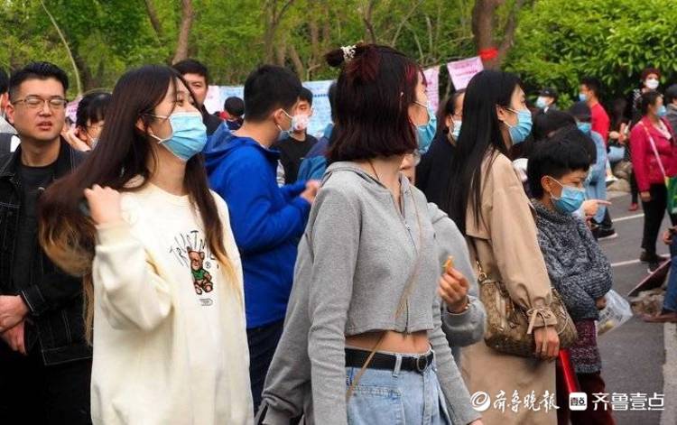 大风沙尘挡不住千山相亲会帅哥排队来
