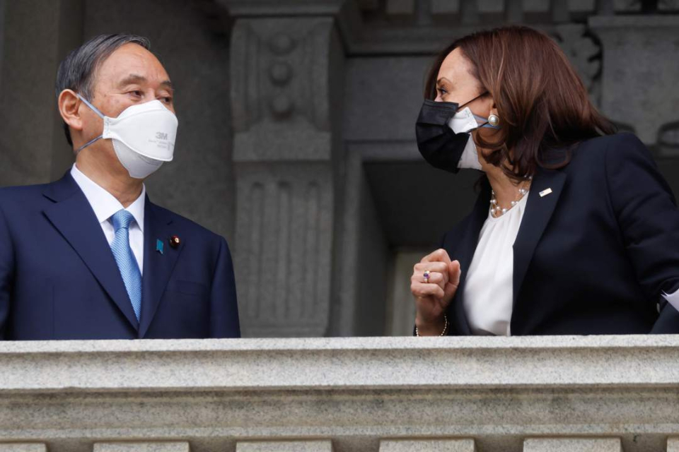 口罩有讲究:菅义伟口罩上印有美日国旗,拜登戴了双层口罩