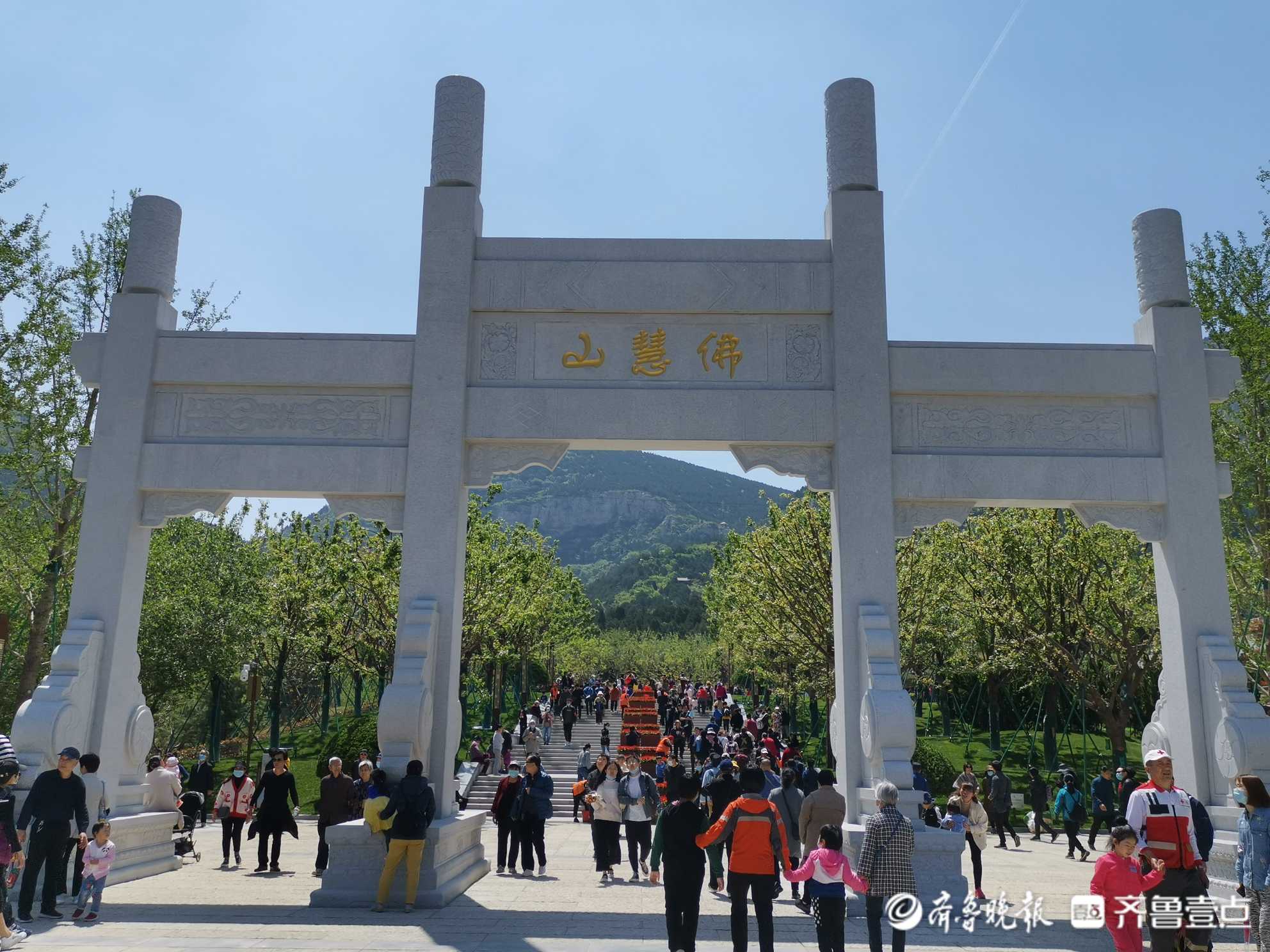开放第二日遇五一小长假济南佛慧山北入口公园迎来大批游客