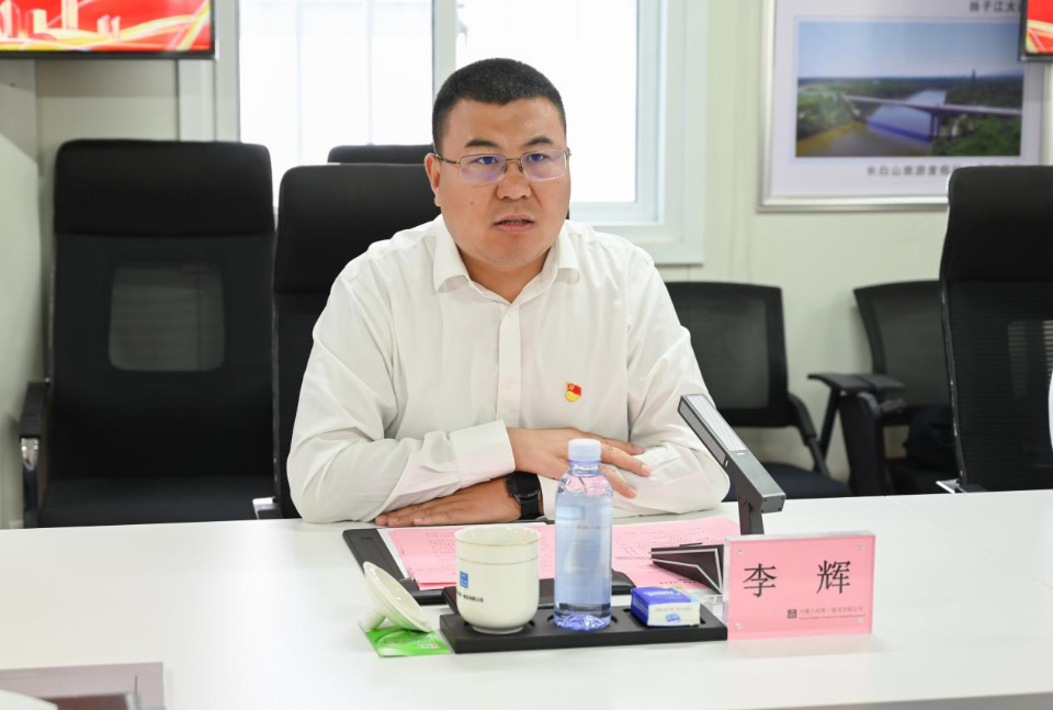 李辉发言启动仪式结束后,大家还共同在廉洁教育宣传展板上签名,签下了