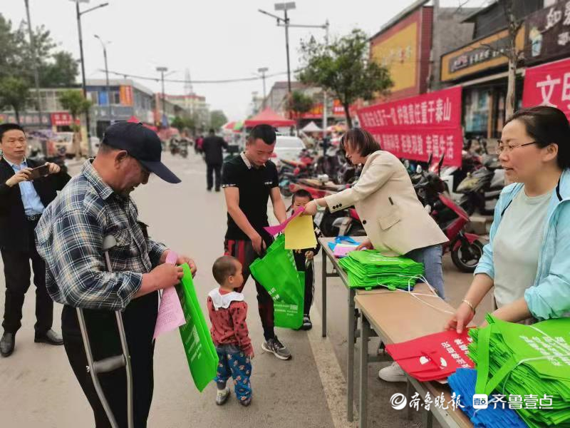 活動中,工作人員設置了宣傳諮詢臺,板報展覽,懸掛橫幅,在人員密集區向