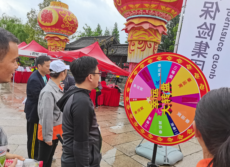 转盘抽奖趣味互动迷你马赛场外亮点十足