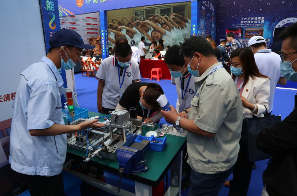 职教展上的鲁劳职院：技能绝活 艺术品位 文化支撑 一样不能少