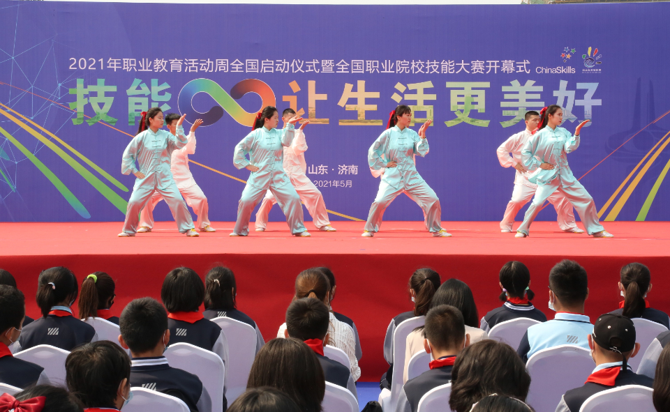 亮技能绝活 展艺术风采 秀文化底蕴  鲁劳职院职教周上展风采