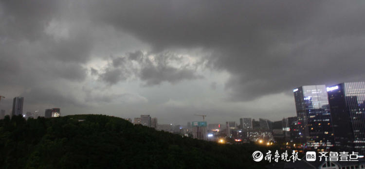 情报站|黑云压城，电闪雷鸣！济南遇强对流天气，壹粉直击现场
