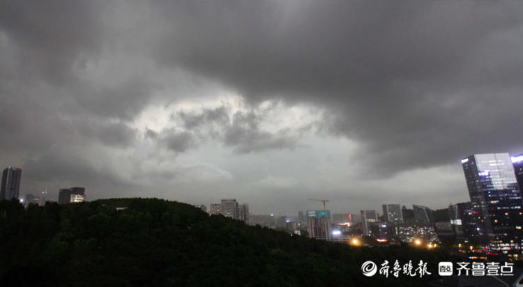 情报站|黑云压城，电闪雷鸣！济南遇强对流天气，壹粉直击现场