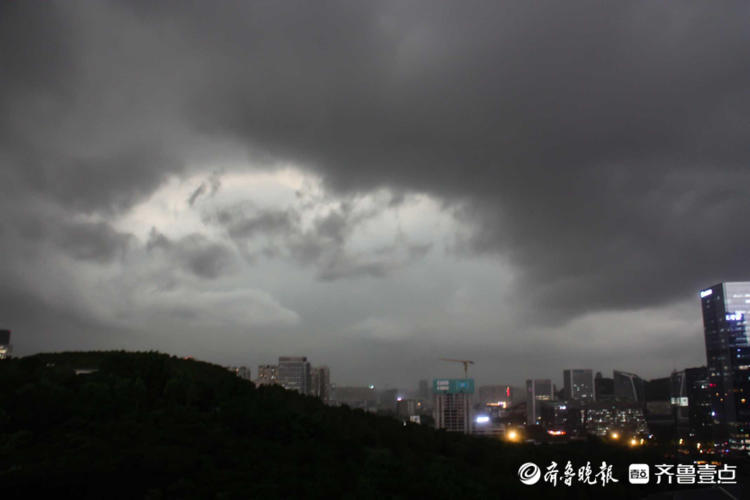 情报站|黑云压城，电闪雷鸣！济南遇强对流天气，壹粉直击现场