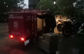 下班早高峰，乌云、大风、降雨随之而来