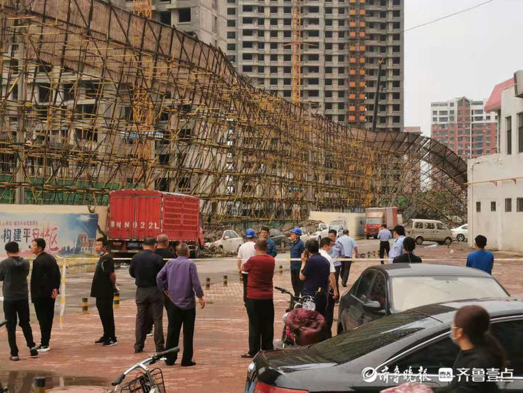 德州一在建工地防护架倾斜致外墙坍塌，不少车辆被砸