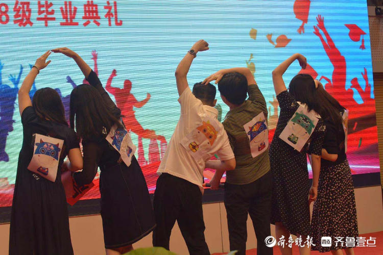 高三老师花样祝福考生，一扫平日严肃萌翻全场