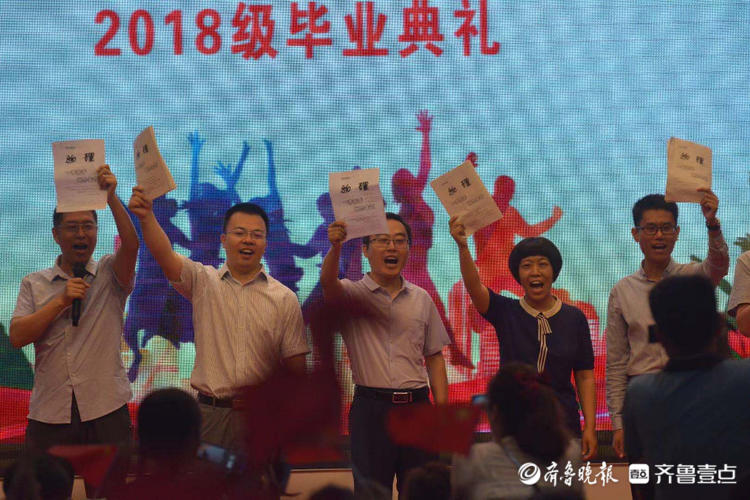 高三老师花样祝福考生，一扫平日严肃萌翻全场