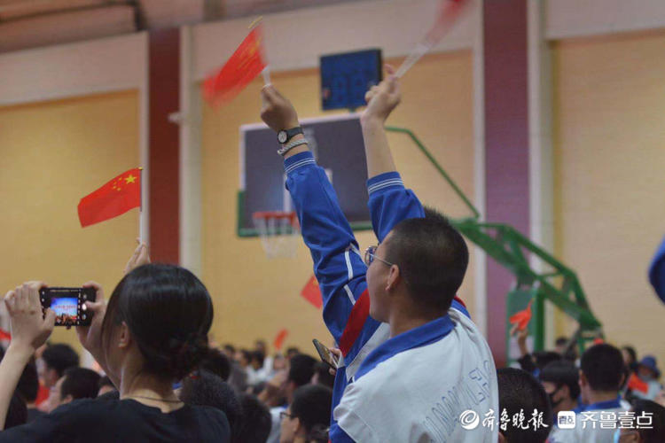 高三老师花样祝福考生，一扫平日严肃萌翻全场