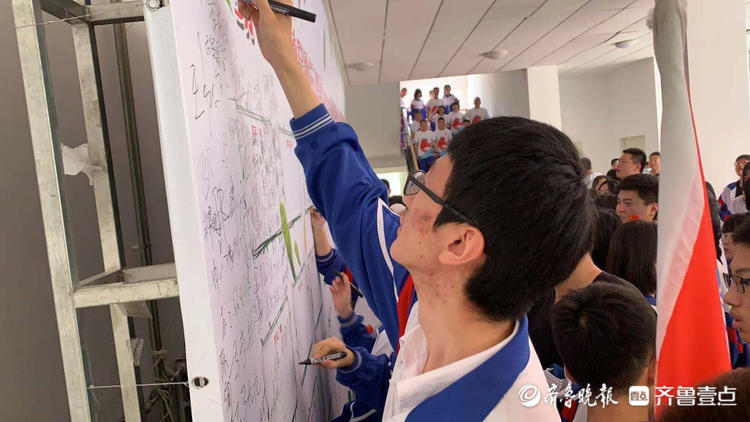 勤学致知，敦品励行！高三师生们在祝福墙上签下名字