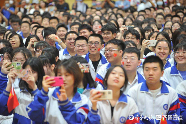 宣誓、叮嘱、期望！济南一中毕业典礼上欢笑和眼泪起飞