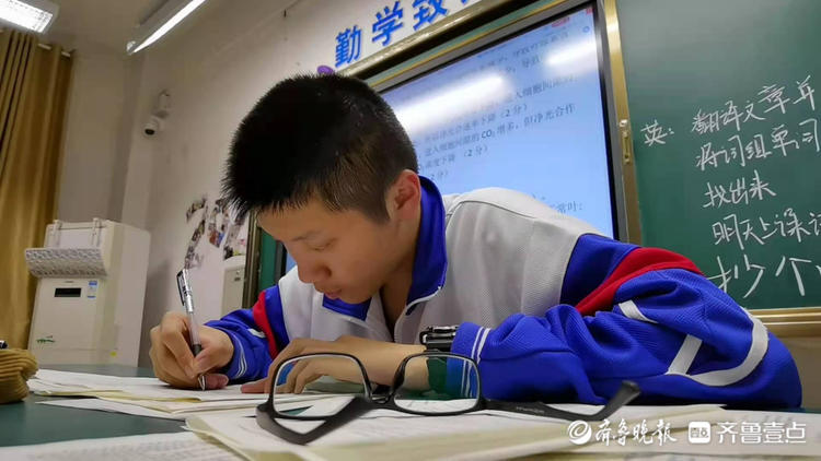 谢谢老师三年的教诲，我爱你们！济南一中高三学子为老师送祝福！