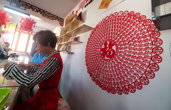 半月剪出“365个福”！壹粉跟着福山非遗传人妙剪生花