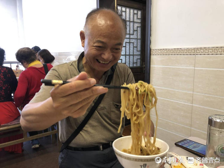 一品销魂面“很上头”！壹粉大咖打卡权家大娘面馆，品味非遗魅力