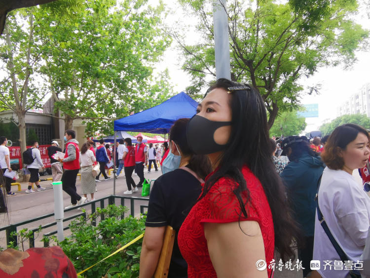 开门红、一路绿灯、一路辉“黄”，德州一考生家长准备了三套旗袍