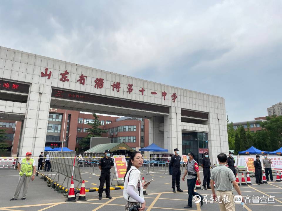 记者在淄博十一中考点看到,为疫情防控需要,考点现场设置了考生通道和