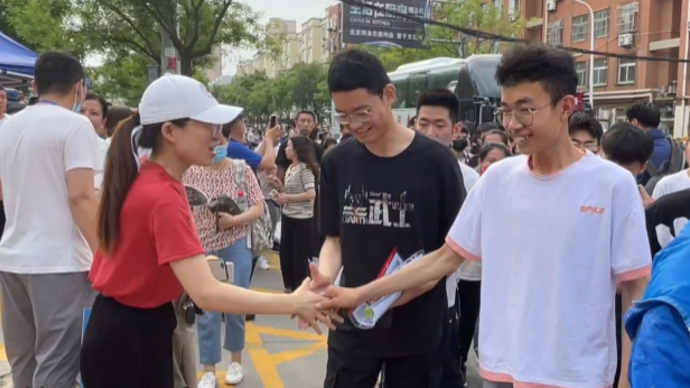 加油！德州跃华带队老师高考现场与学生一一击掌
