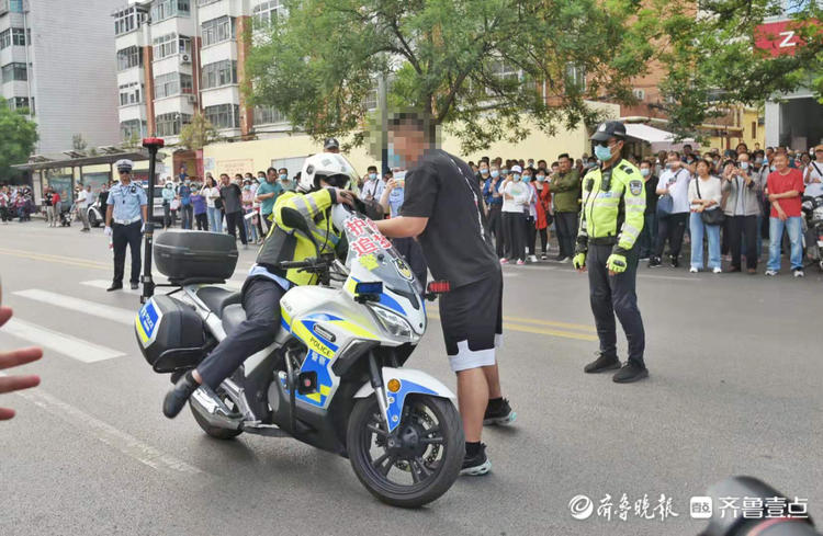 德州粗心考生走错考场，交警全力相助及时应考