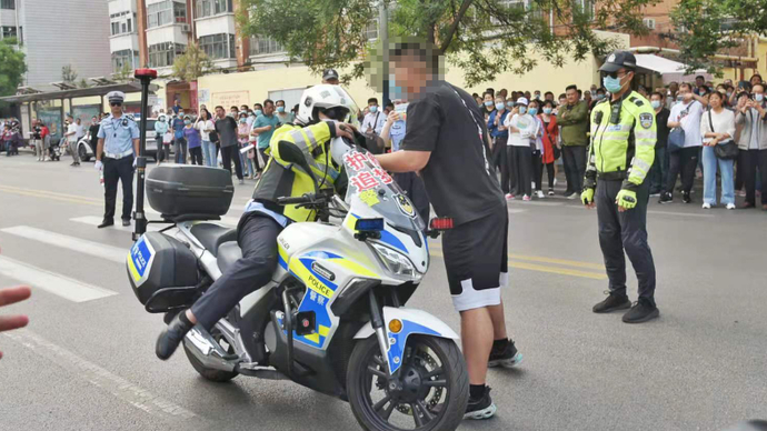 果然视频丨德州一“小马虎”走错考场，交警护送准时换场