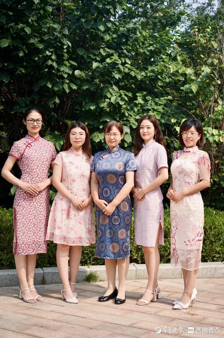 高挂粽子身穿旗袍山大附中奥体中路学校教师为学生花式加油