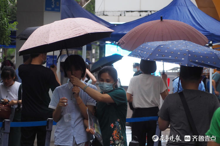 孩子们顶着校服或者是书包往外走嘻嘻哈哈.