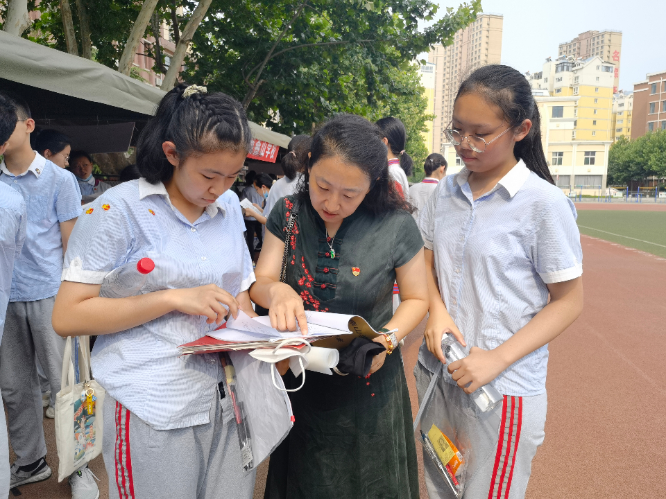 济南燕山中学老师图片