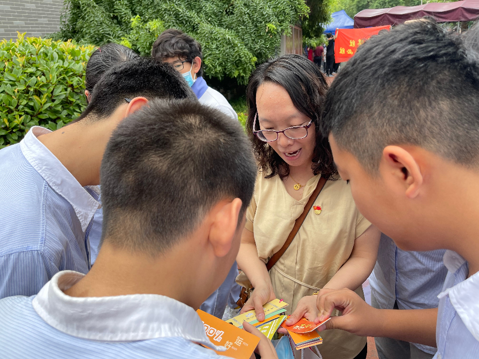 济南燕山中学邓艳丽图片