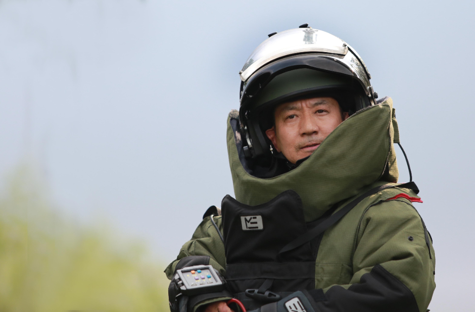 张保国二十年以身为盾排爆一线负重前行