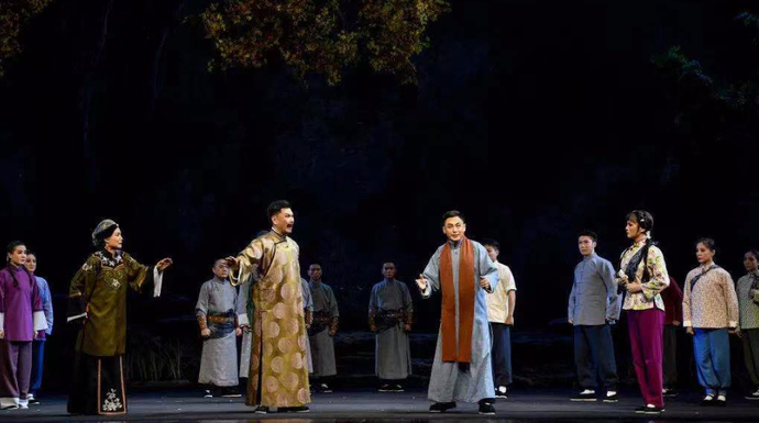 果然视频|省十二艺节开幕演出！现代京剧《燕翼堂》首演打动观众