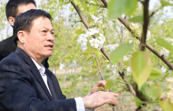 《春华秋实》海报｜脱贫攻坚，他把研究课题写在希望的田野上