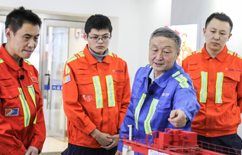 《工匠超人》海报｜大国工匠屡破纪录，“当一名好工人”就是初心