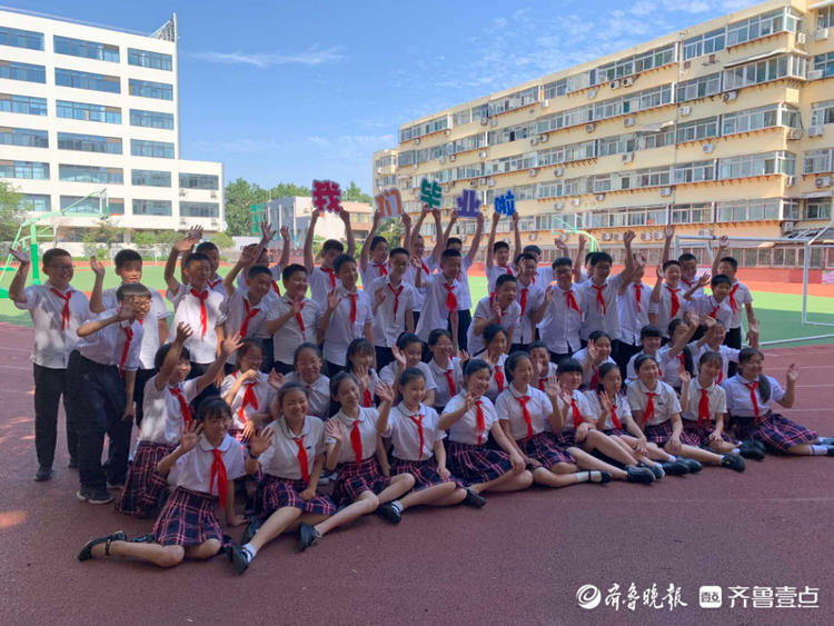 情报站毕业快乐济南小学生拍毕业照定格童年美好时光