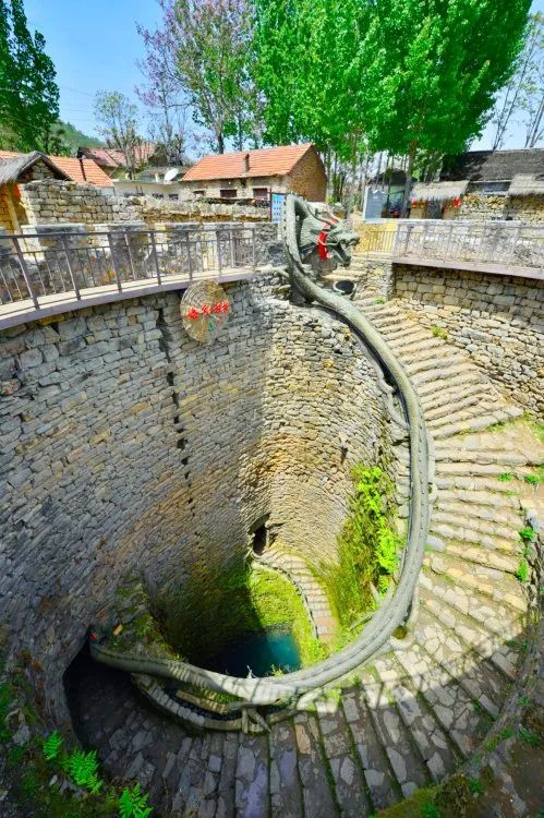 新泰市掌平洼村坐落在美丽的九顶凤凰山脚下,三面环山,风景怡人,锨殚