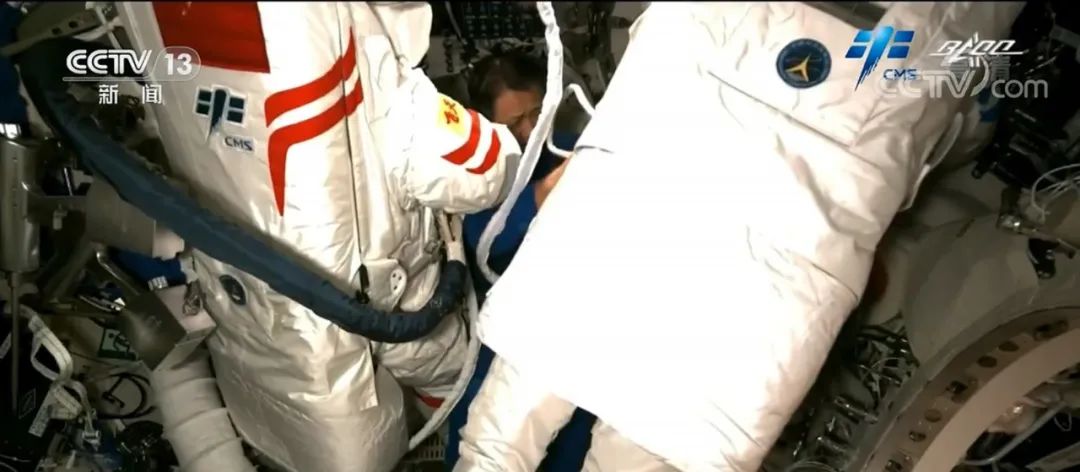 “刘伯明已经出舱！”舱门打开时，地面指挥中枢响起掌声