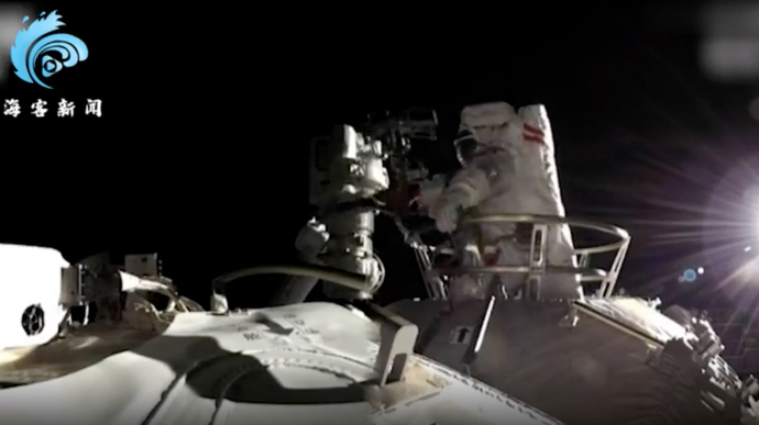 150秒看出舱精彩瞬间：刘伯明开舱门，探出头叹“太漂亮了”