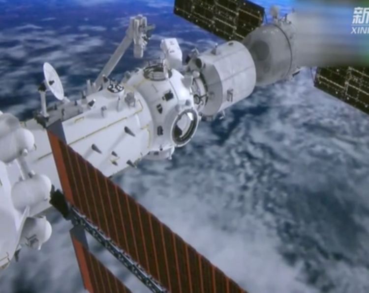 北京时间2021年7月4日8时11分，航天员刘伯明成功开启天和核心舱节点舱出舱舱门，截至11时02分，航天员刘伯明、汤洪波身着中国自主研制的新一代“飞天”舱外航天服，已先后从天和核心舱节点舱成功出舱。