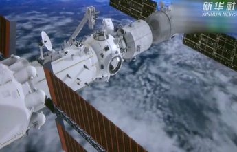 首次出舱：刘伯明汤洪波完成全景相机抬升操作