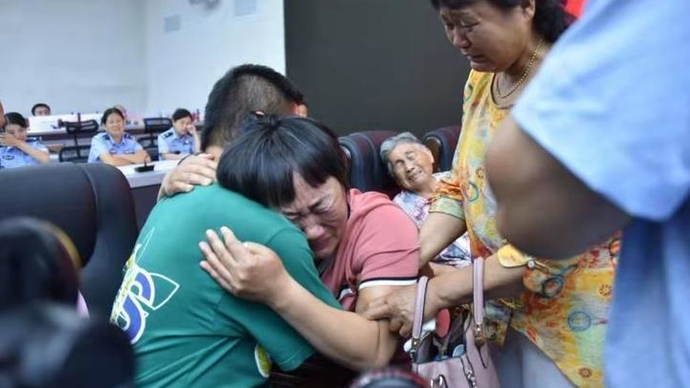 认亲画面太戳泪！郭刚堂与失散24年的儿子相认