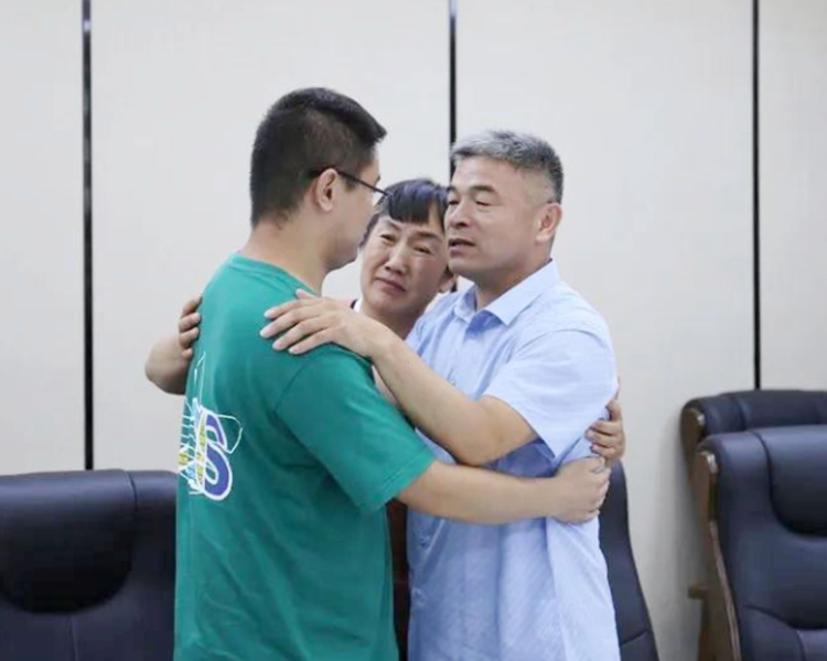 1997年，电影《失孤》原型郭刚堂时年两岁半的幼子郭新振被拐，经过24年的艰辛寻子，7月11日，郭刚堂夫妇与儿子见面，一家人紧紧拥抱，泪流不止……