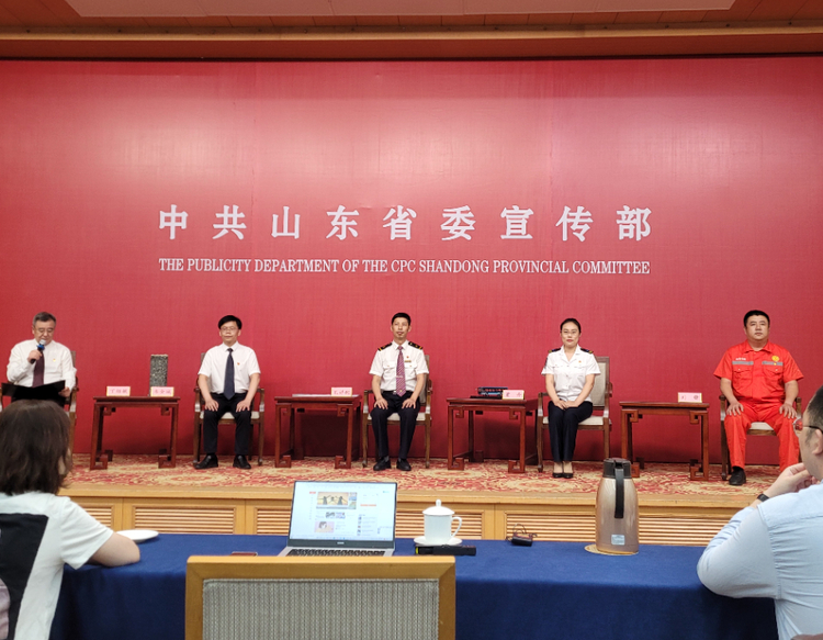 7月16日下午，山东省委宣传部举办首场记者见面会。四名来自山东交通运输领域的基层党员代表坐到台前，围绕“建设人民满意交通，我的岗位在一线”主题和在场记者们分享他们的奋斗故事。