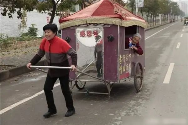 六旬老人不顾家人反对用板车拉着90岁母亲游遍中国